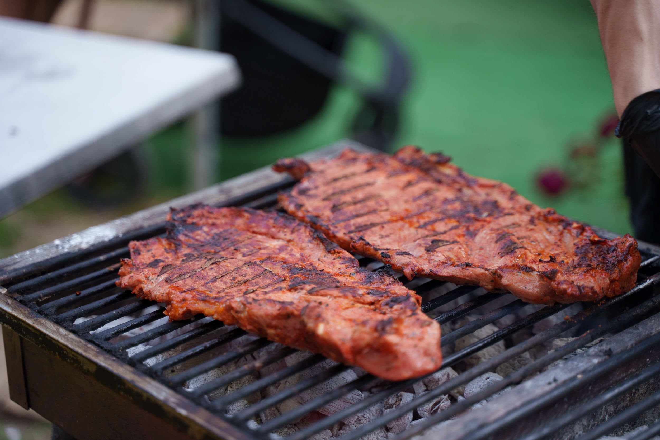 Een volle grill met perfect gebakken BBQ-gerechten