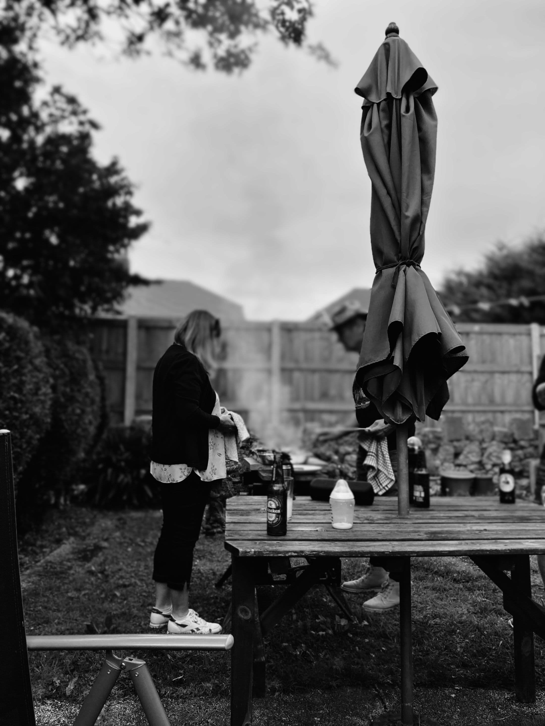 Mensen die samen genieten rond de BBQ