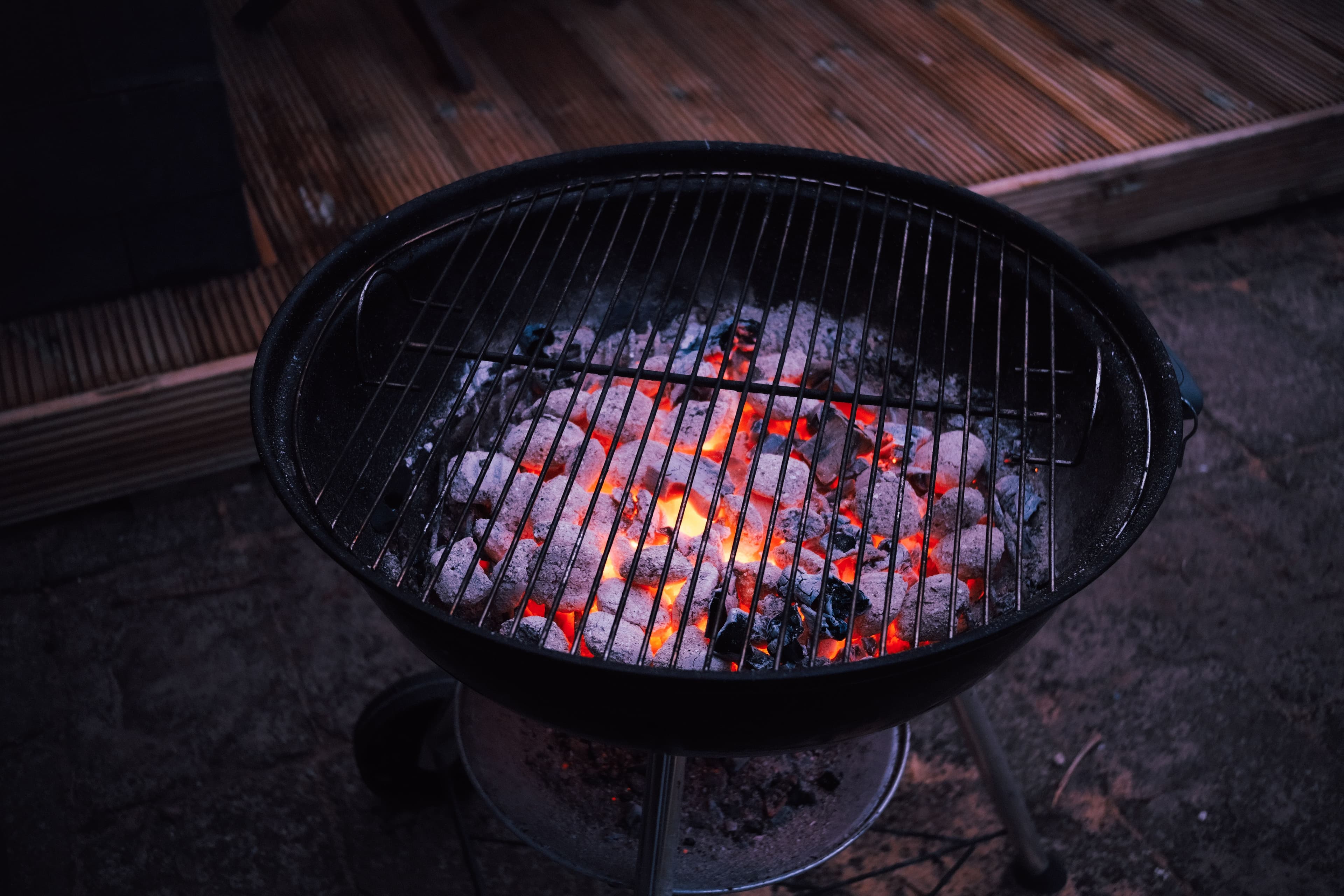 Rookpluimen boven een vurige houtskool-BBQ